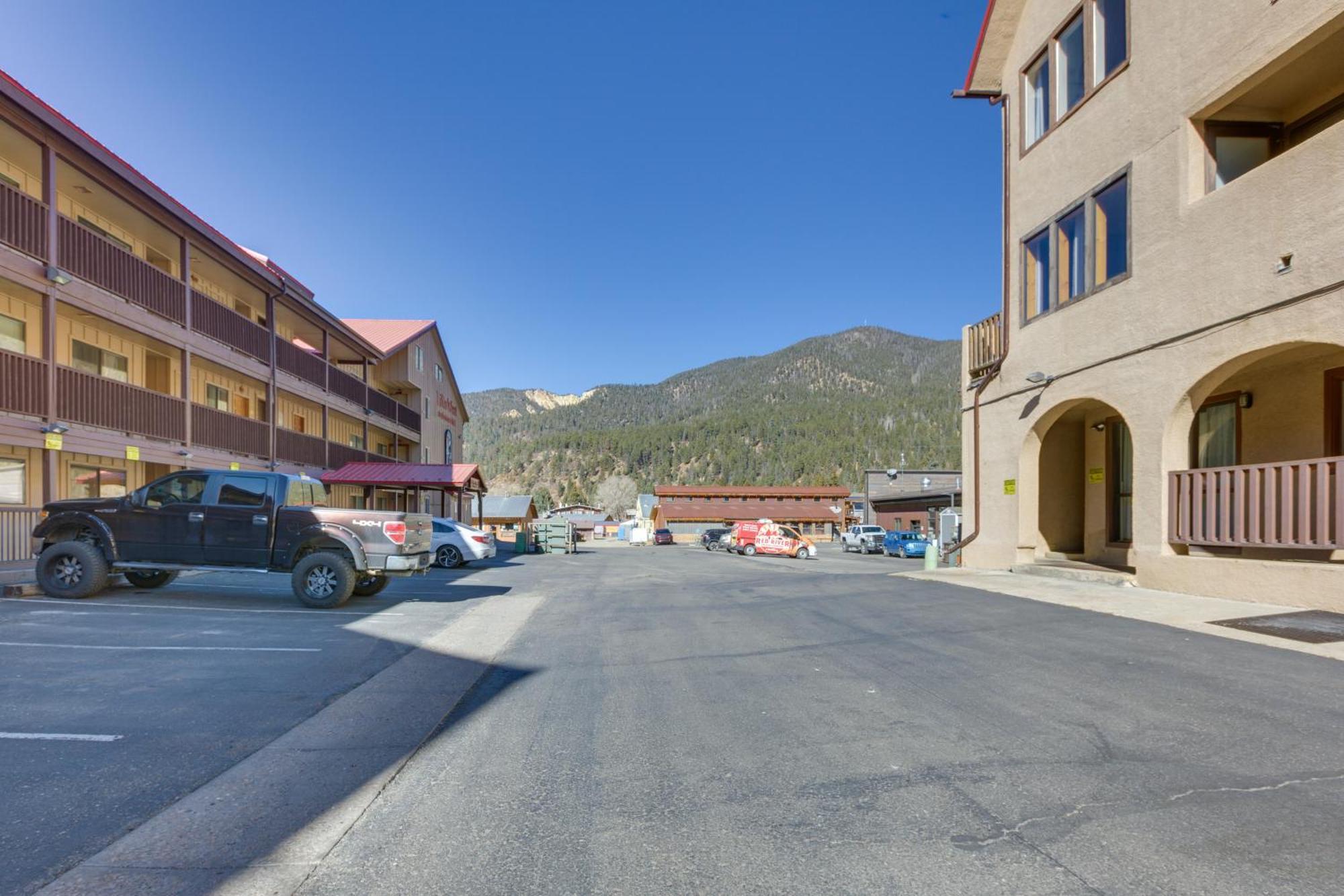 Ski-In Red River Retreat Balcony, Mountain Views! 외부 사진