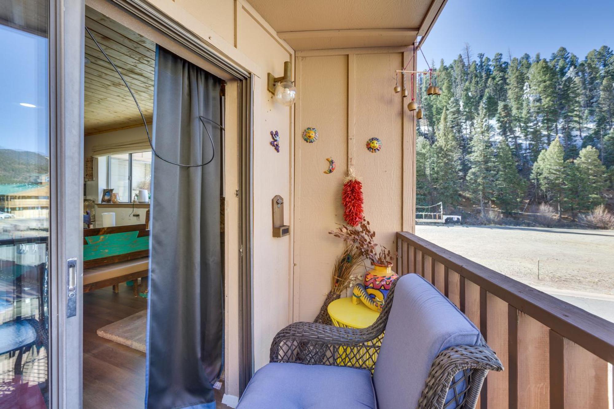 Ski-In Red River Retreat Balcony, Mountain Views! 외부 사진