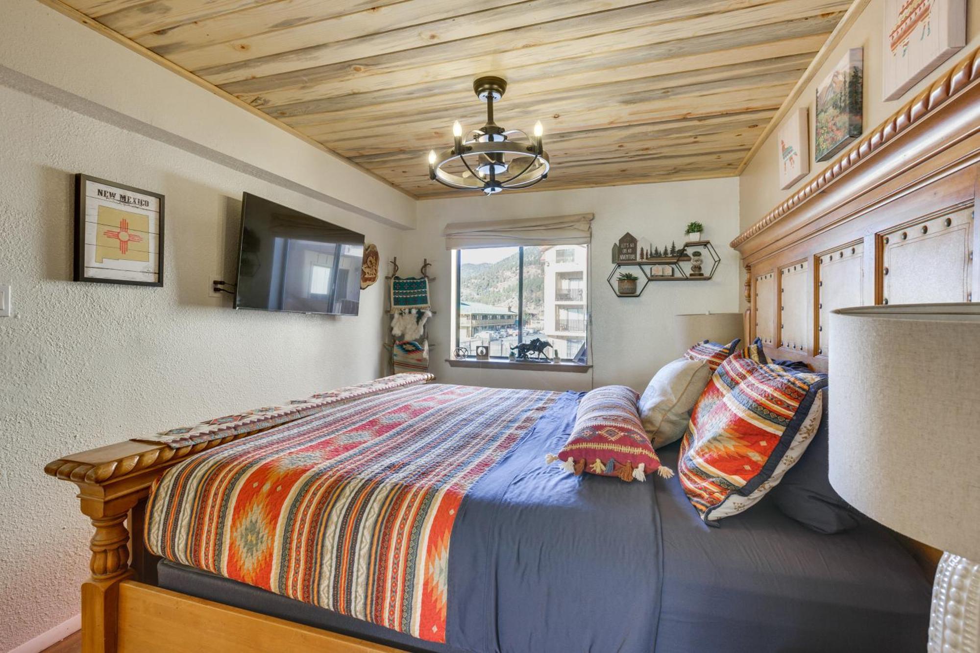 Ski-In Red River Retreat Balcony, Mountain Views! 외부 사진